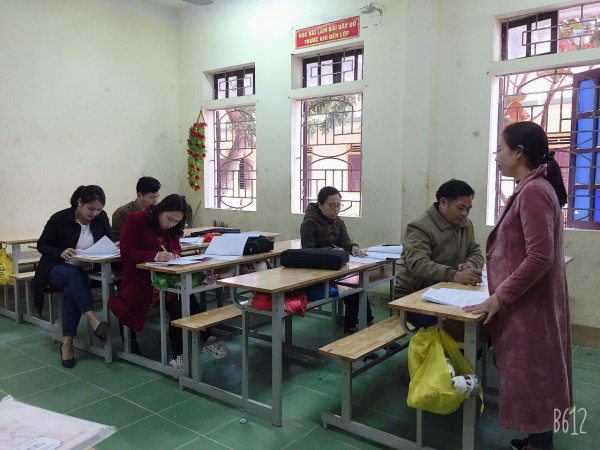 Hình ảnh giáo viên tổ KHTN đang thực hiện báo cao chuyên đề