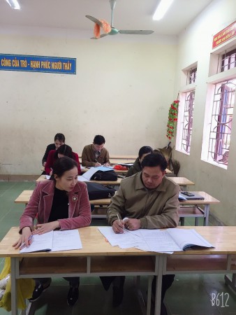 Hình ảnh giáo viên tổ KHTN đang thực hiện báo cáo chuyên đề