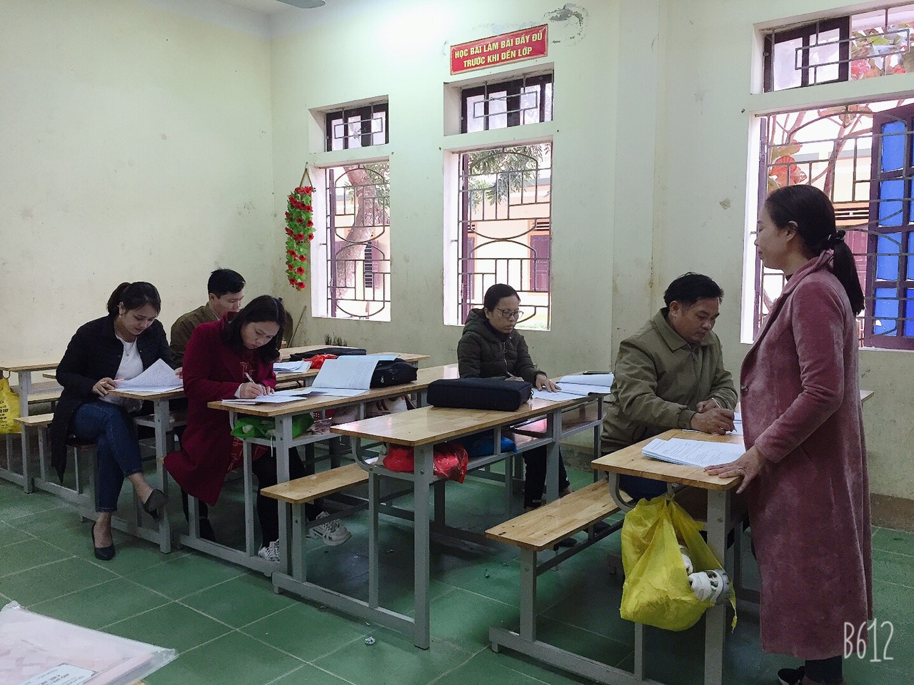 Hình ảnh giáo viên tổ KHTN đang thực hiện báo cao chuyên đề