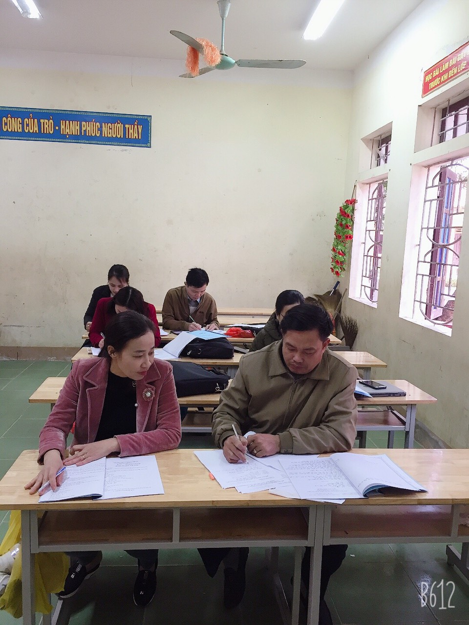 Hình ảnh giáo viên tổ KHTN đang thực hiện báo cáo chuyên đề